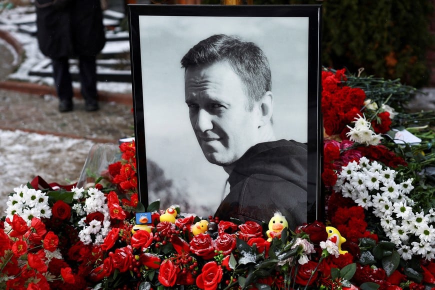 FILE PHOTO: A person stands next to the grave of Russian opposition leader Alexei Navalny while marking the first anniversary of his death at a cemetery in Moscow, Russia, February 16, 2025. REUTERS/Evgenia Novozhenina/File Photo