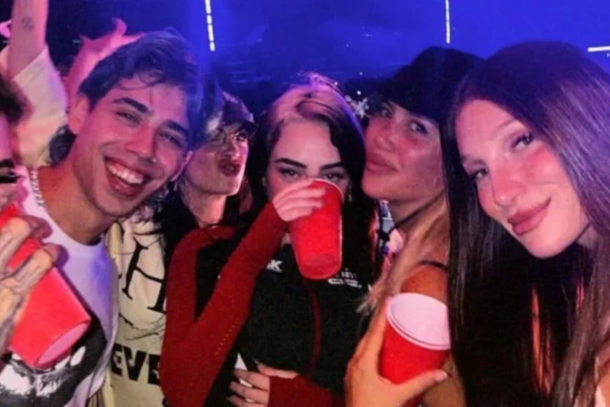 Wanda junto a los artistas que estuvieron en la "Casita" de Bad Bunny.