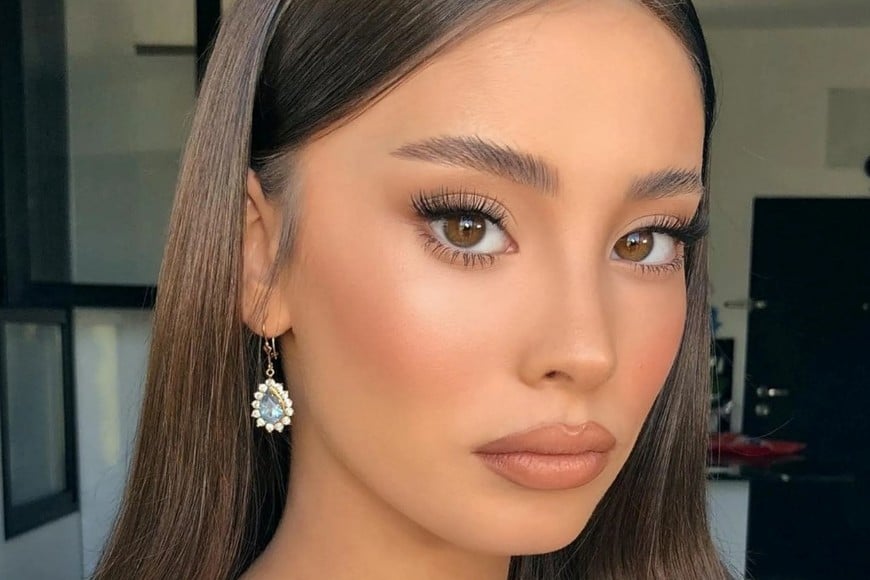 El brillo sutil en el lagrimal ayuda a ampliar visualmente los ojos.