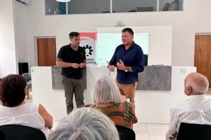 En la clase inaugural estuvieron presentes el intendente Leonardo Raimundo y el subsecretario de Desarrollo Local, Empleo, Producción y Turismo, Damián Perassi, quien está a cargo de las capacitaciones.