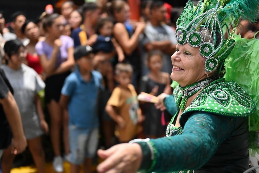 Habrá “Noche de Colectividades” con propuestas gastronómicas y artísticas, “Festival de la ciudad” con músicos locales y comparsas, “Cine a la reposera” con la proyección del falso documental “Viejos son los trapos