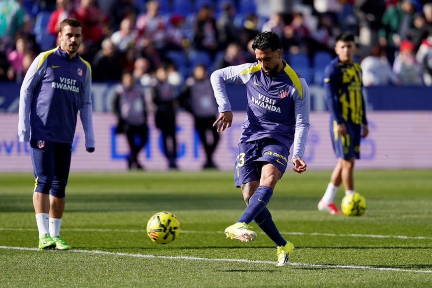 Soccer Football - LaLiga - Rayo Vallecano v Atletico Madrid - Estadio Municipal de Butarque, Leganes, Spain - February 15, 2026
Atletico Madrid's Nicolas Gonzalez during the warm up before the match REUTERS/Ana Beltran