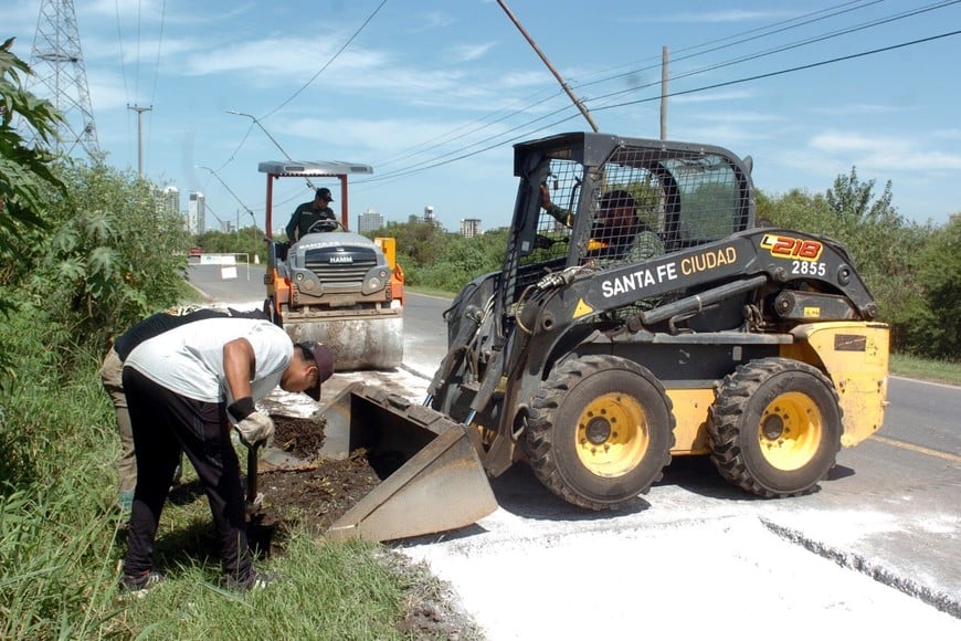 Las maquinas municipales ya intervienen el acceso, por Demetrio Gómez. MCSF