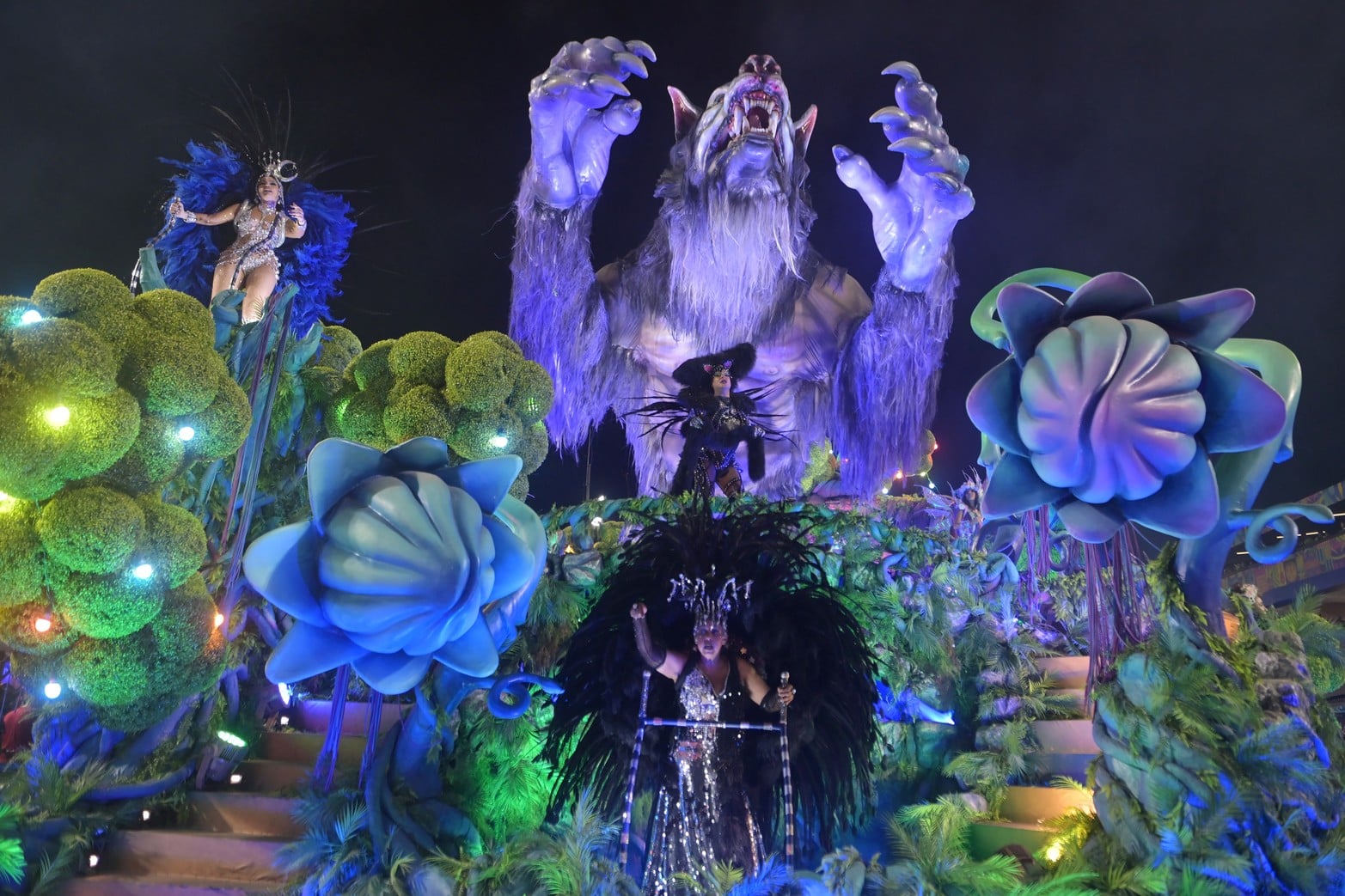 Una imponente carroza avanza por el sambódromo con una puesta en escena impactante.