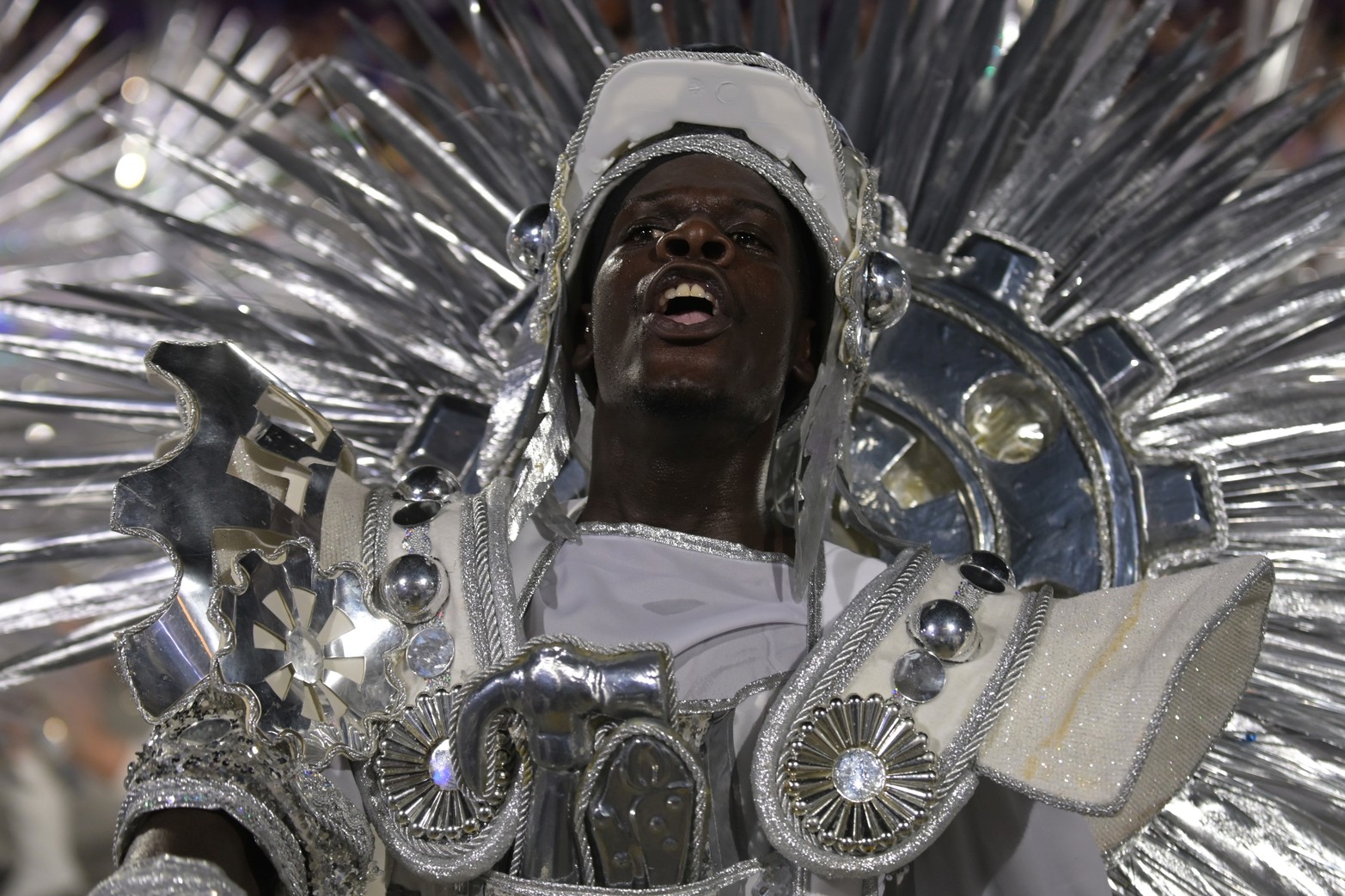 Elaborados tocados y alas gigantes coronan los vestuarios más impactantes de la noche.