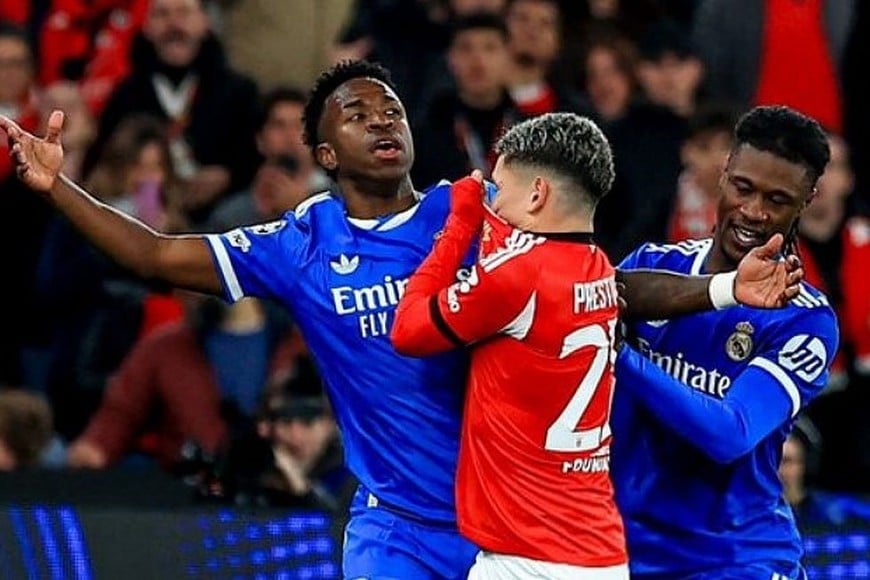 El árbitro François Letexier detuvo el partido y activó el protocolo antirracismo en pleno juego.