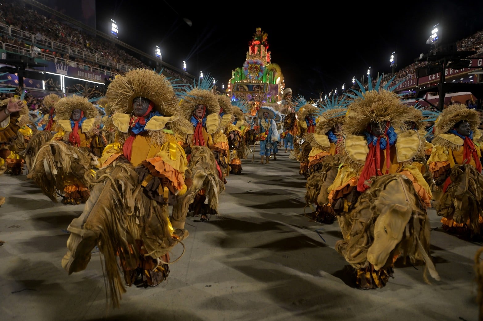 Bailarines despliegan coreografías al ritmo de la samba en una noche colmada de color.