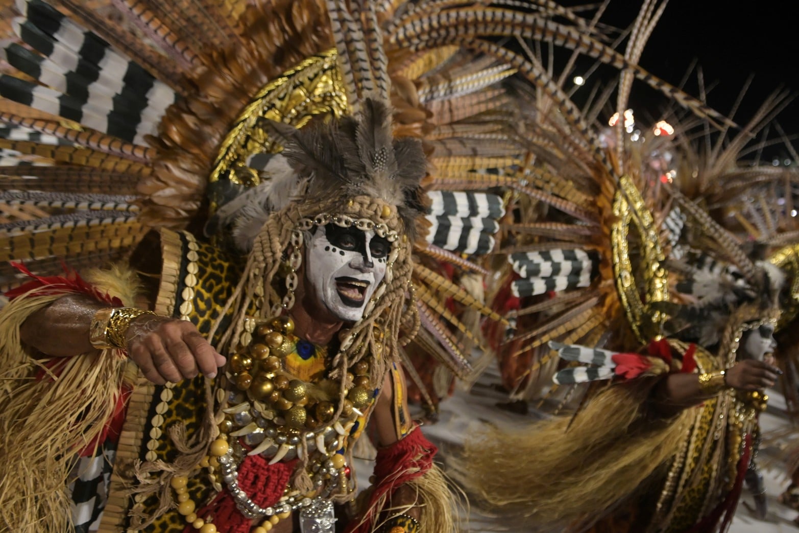 Maquillajes artísticos resaltan cada gesto de los bailarines en escena.
