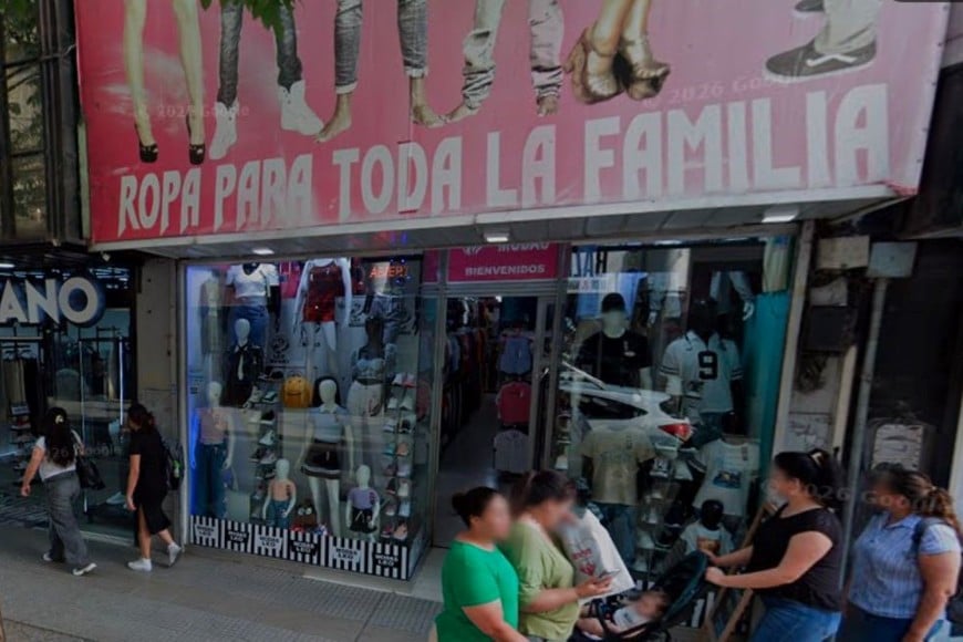 Video: rompió una vidriera, se fue a sentar a la peatonal y lo detuvieron