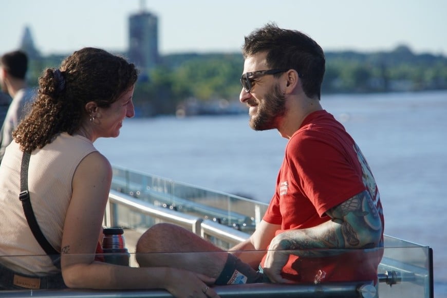 Tomando unos mates al lado del río en Rosario. Créditos: Fernando Nicola