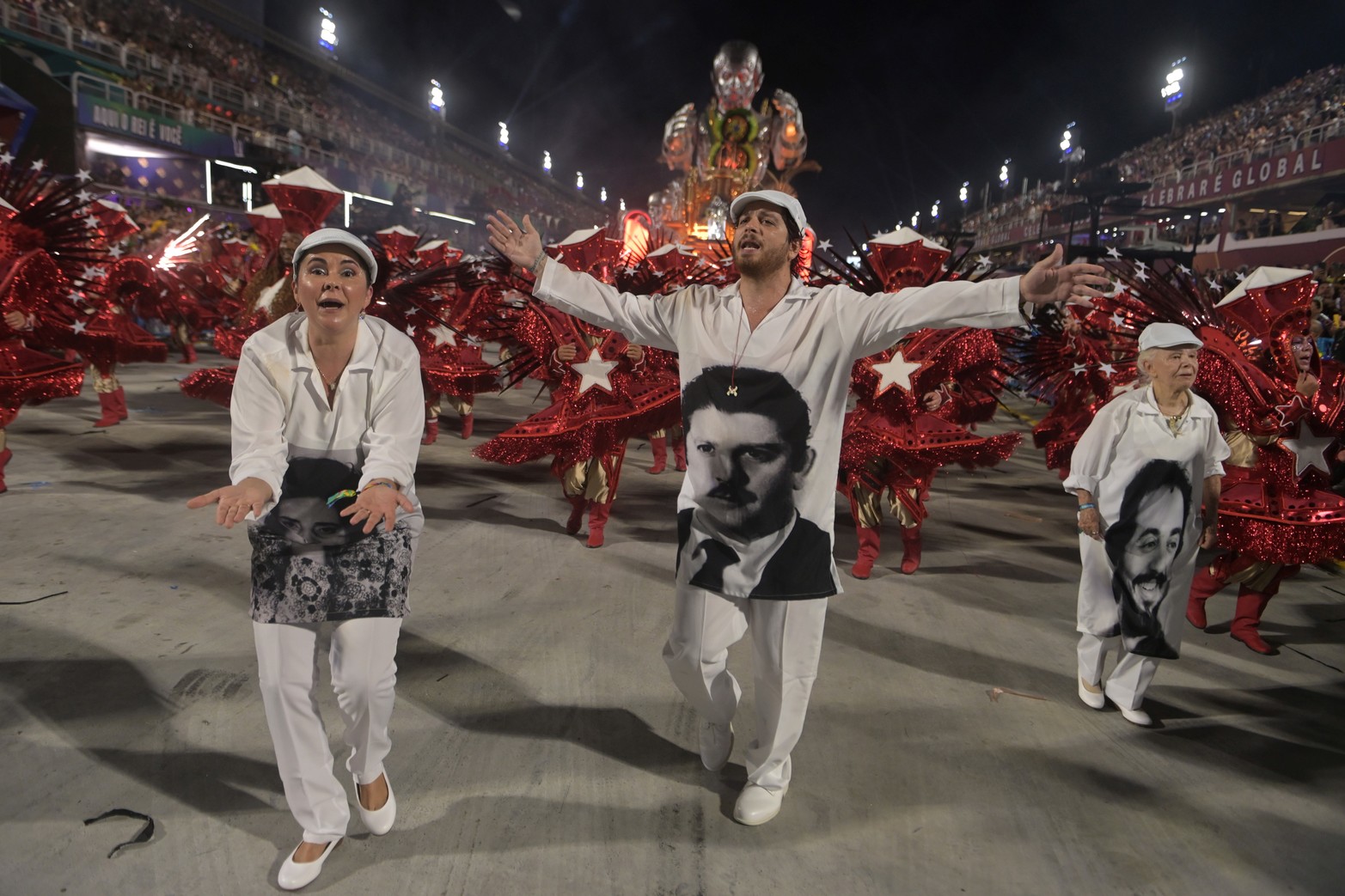 Músicos y percusionistas marcan el pulso festivo que envuelve toda la celebración.