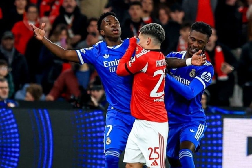 El tenso cruce entre Gianluca Prestianni y Vinicius en el partido del Benfica y Real Madrid por la Champions.