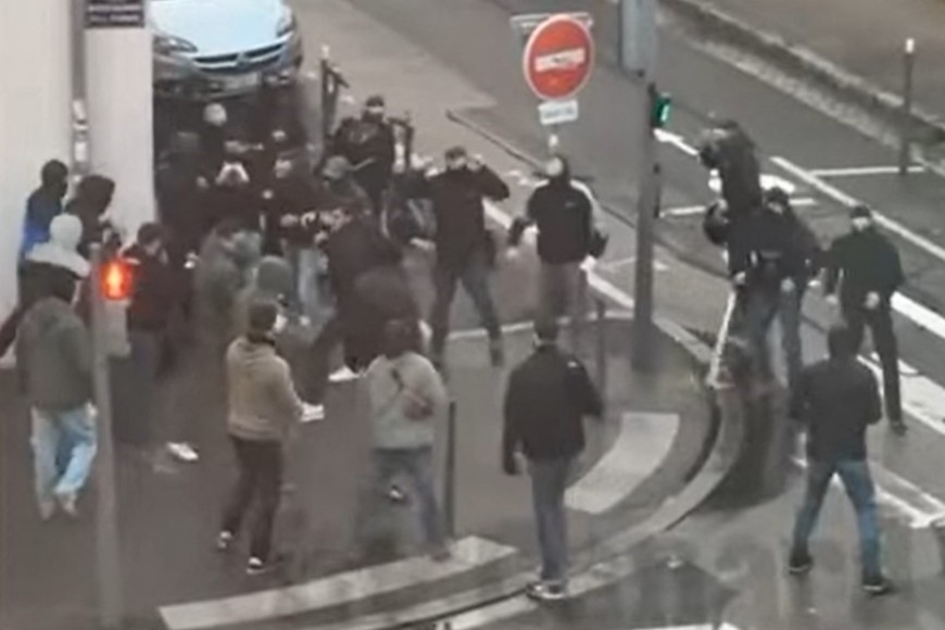 Deranque fue atacado por una pandilla de jóvenes enmascarados en Lyon.