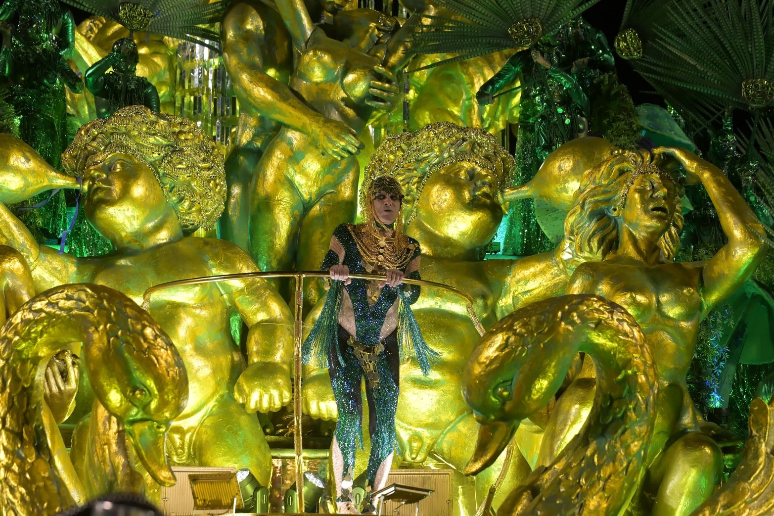 Carrozas temáticas combinan escenografía, luces y figuras monumentales que sorprenden al público.