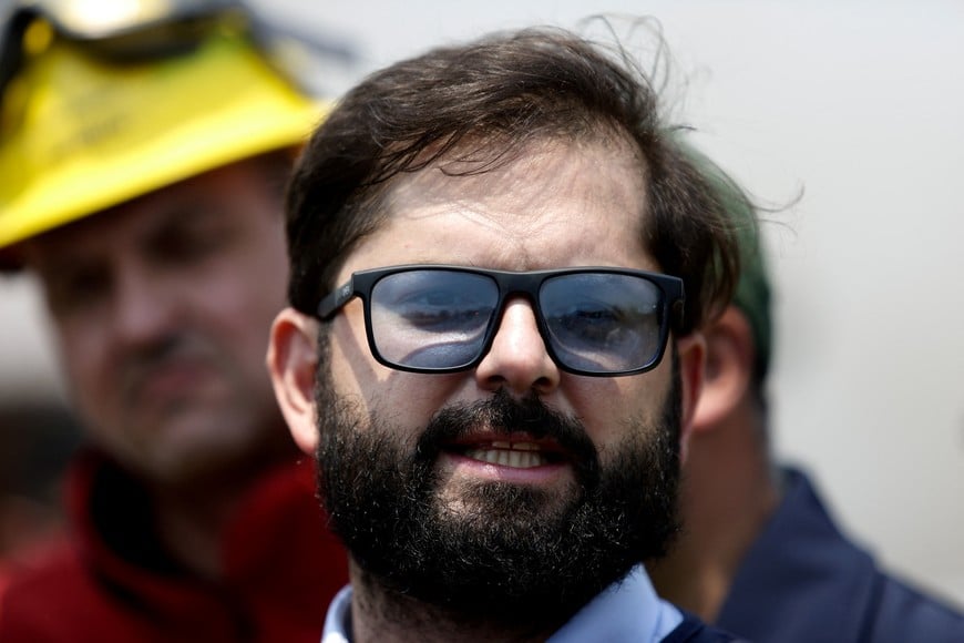 Chilean President Gabriel Boric visits the Biobio region, where multiple forest fires have prompted emergency evacuations, in Florida, Chile, January 21, 2026. REUTERS/Juan Gonzalez