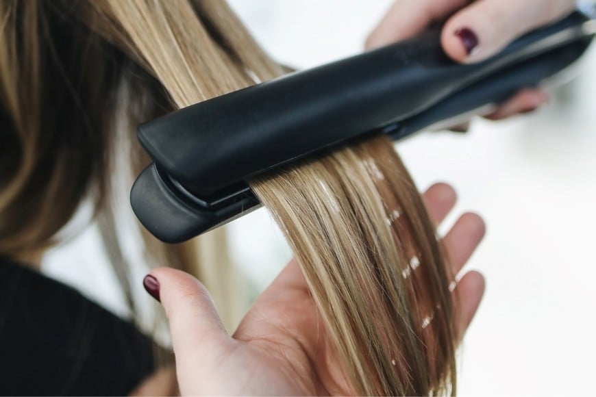 Proteger el pelo del calor preservará la textura lograda en el salón.