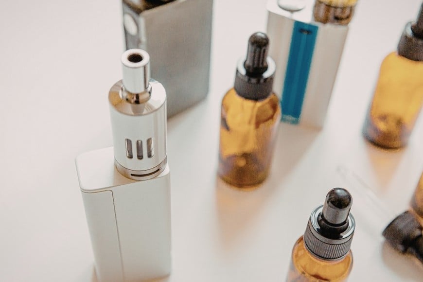 Muchos líquidos utilizados en dispositivos de vapeo contienen nicotina