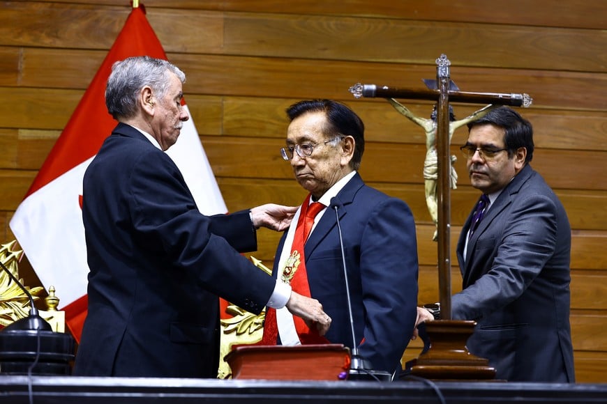 (260218) -- LIMA, 18 febrero, 2026 (Xinhua) -- Imagen proveída por el Congreso de la República de Perú José Balcázar (c) recibiendo la banda presidencial por parte del primer vicepresidente del Congreso de Perú, Fernando Rospigliosi (i), en el Congreso de la República de Perú, en Lima, Perú, el 18 de febrero de 2026. El parlamentario José Balcázar, del partido izquierdista Perú Libre, fue elegido el miércoles como nuevo presidente del Congreso del Perú, en el marco de una sesión extraordinaria convocada igualmente para juramentar a la persona electa como nuevo presidente interino de la República. (Xinhua/Congreso de la República de Perú) (vf)