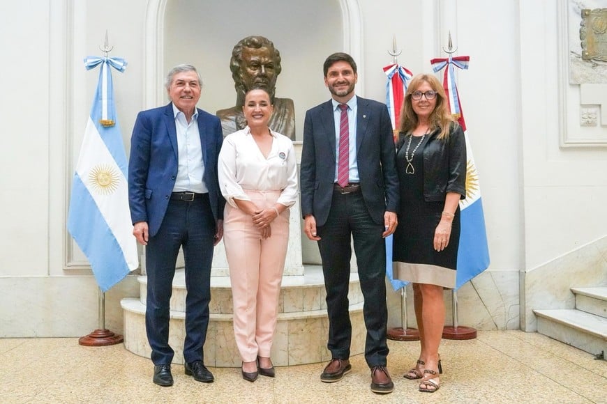 Las autoridades este jueves en la apertura. Crédito: Gobierno de la provincia de Santa Fe