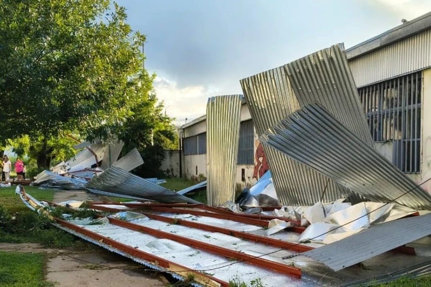 Voladuras de techos, paredones derribados y destrozos materiales tras las ráfagas.