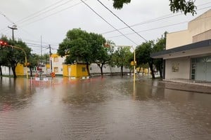 Las obras abiertas en la calle agravaron la acumulación de agua frente a la institución educativa.