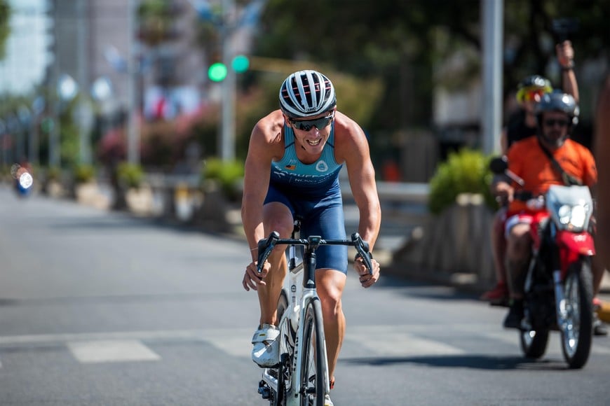 El santafesino Baruffato en el momento de subirse a la bicicleta en pleno triatlón.