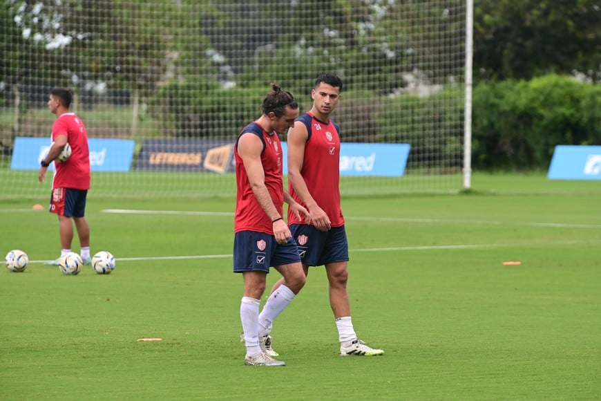 Mauro Pittón y Rafael Profini, los dos volantes centrales titulares, que vienen rindiendo en buena forma.