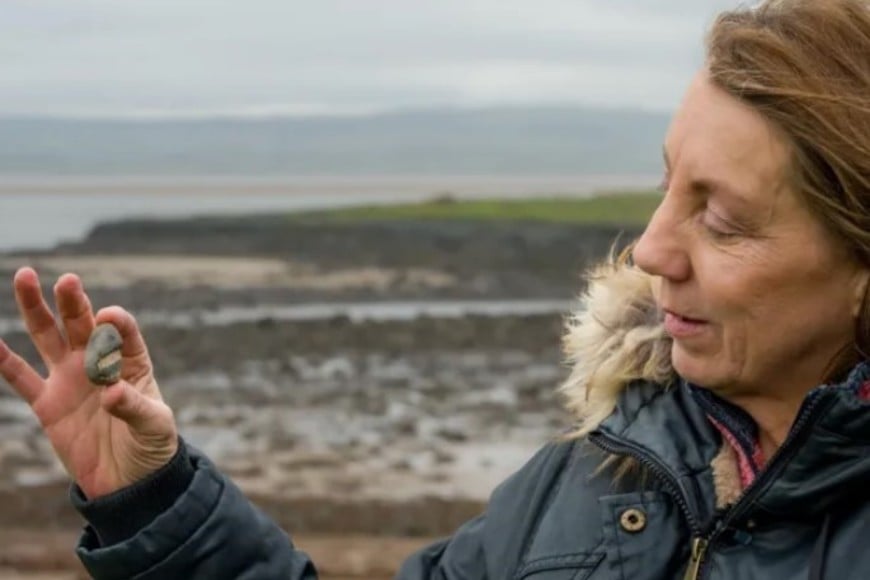 Christine Clark junto a su fósil "sonriente".