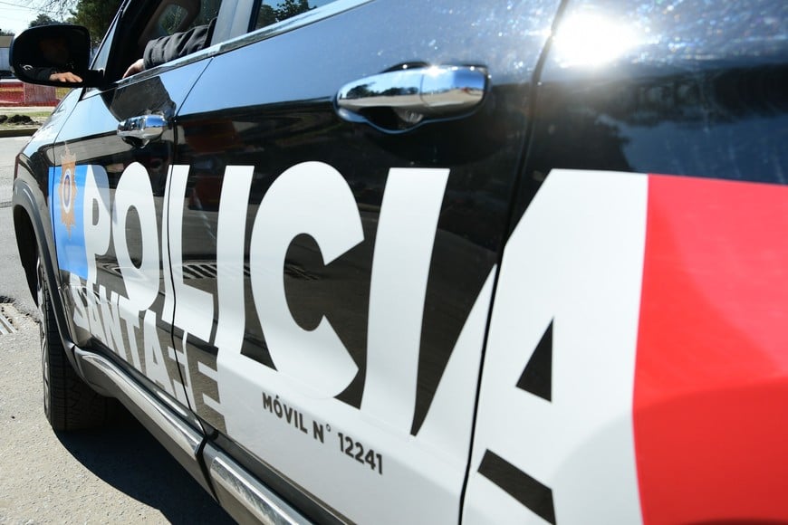 Una pareja enfrentó a dos delincuentes que la abordaron para robarle la moto