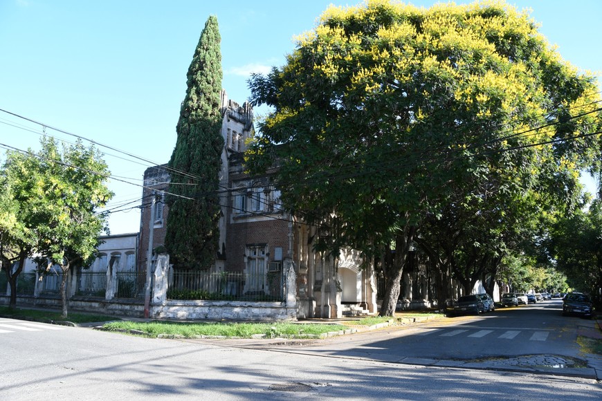El emblemático edificio está ubicado en Primera Junta 3700.

Manuel Fabatía.