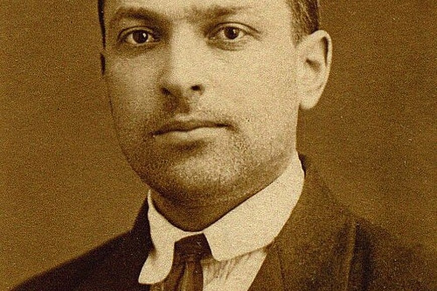 Lev Vygotsky (1896-1934), fue uno de los más destacados teóricos de la psicología del desarrollo, fundador de la psicología histórico-cultural y precursor de la neuropsicología soviética. Su obra fue reconocida y divulgada por los medios académicos del mundo occidental en la década de 1960.