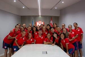 Unión de Santa Fe. Firma de contratos profesionales. Caren López, Aldana Villalba, Yamila Suárez, Martina Pinto, Pilar Mateo, Agustina Marani, Victoria Muñoz, Mailen Herman, Lola García, Lucía Almada, Emilse Albornos, Camila Acevedo, Marilín Coronel y Naila Zaninetti. Gentileza Prensa Unión SF.