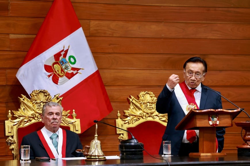 (260218) -- LIMA, 18 febrero, 2026 (Xinhua) -- Imagen proveída por el Congreso de la República de Perú del presidente interino peruano, José Balcázar (d), hablando tras tomar juramento como presidente de Perú, en el Congreso de la República de Perú, en Lima, Perú, el 18 de febrero de 2026. El parlamentario José Balcázar, del partido izquierdista Perú Libre, fue elegido el miércoles como nuevo presidente del Congreso del Perú, en el marco de una sesión extraordinaria convocada igualmente para juramentar a la persona electa como nuevo presidente interino de la República. (Xinhua/Congreso de la República de Perú) (vf)