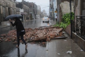 Cayó mampostería en pleno centro de la ciudad. Foto: Flavio Raina