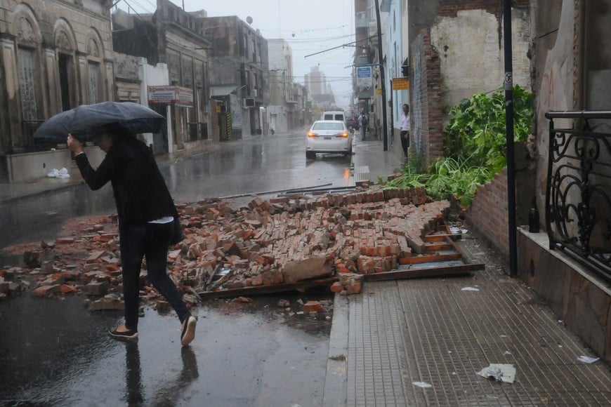 Cayó mampostería en pleno centro de la ciudad. Foto: Flavio Raina
