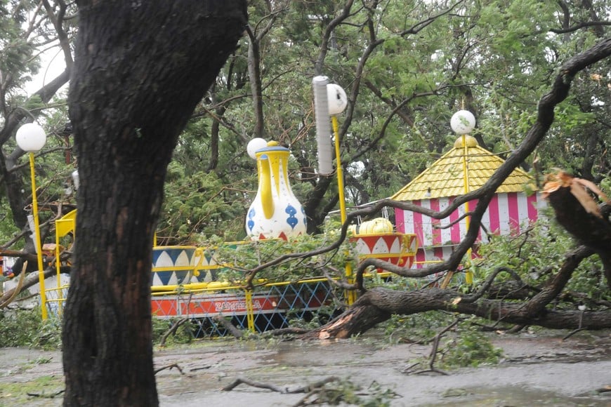 En la Costanera, el parque de diversiones sufrió con la tormenta. Foto: Flavio Raina