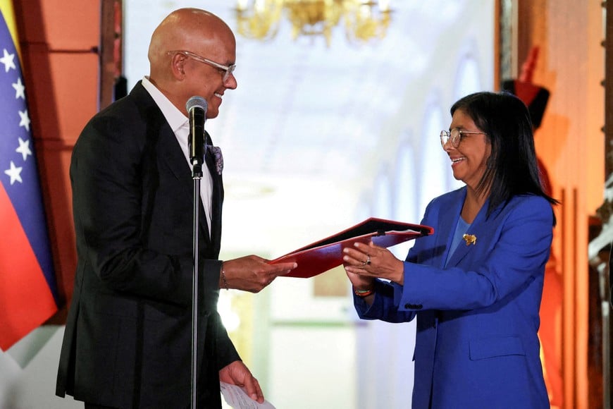 Venezuela's interim President Delcy Rodriguez receives the text of the amnesty law, meant to grant immediate clemency to individuals jailed for participating in political protests following its approval, from National Assembly President Jorge Rodriguez at Miraflores Palace, in Caracas, Venezuela, February 19, 2026. REUTERS/Leonardo Fernandez Viloria REFILE - ADDING ID     TPX IMAGES OF THE DAY