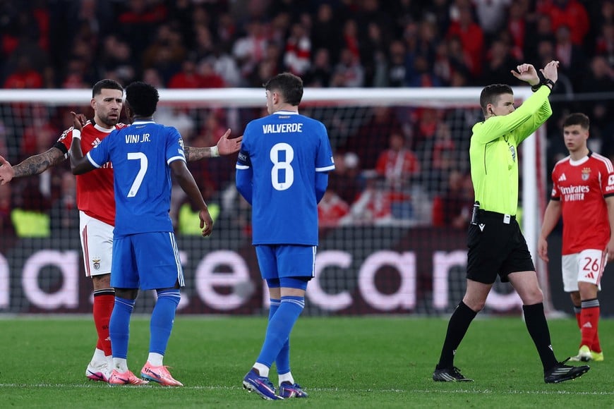 Soccer Football - UEFA Champions League - Play Off - First Leg - Benfica v Real Madrid - Estadio da Luz, Lisbon, Portugal - February 17, 2026
Real Madrid's Vinicius Junior and Benfica's Nicolas Otamendi clash as referee Francois Letexier stops the match due to racist chants REUTERS/Rodrigo Antunes