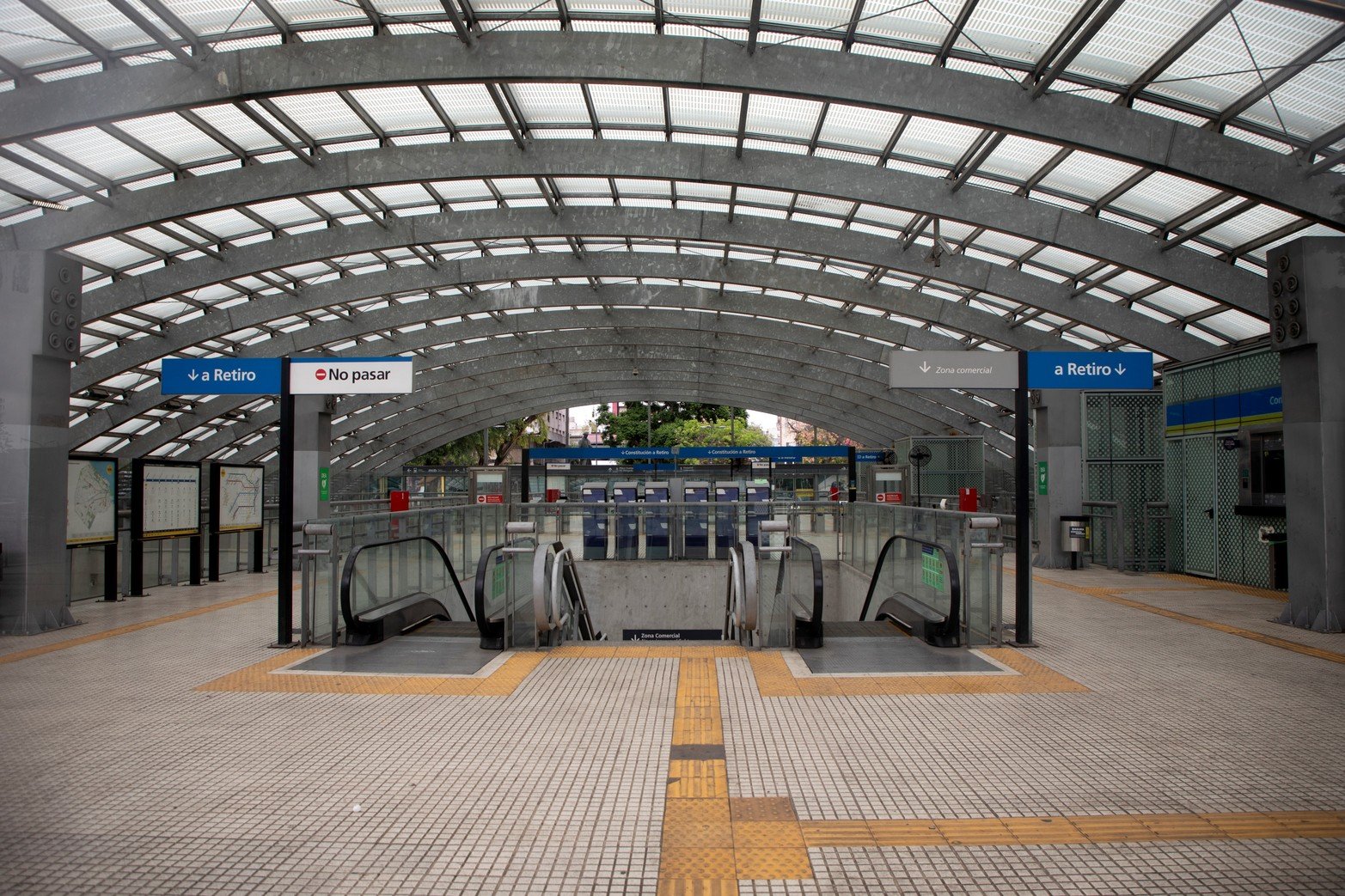 La estación Constitución de la Línea A del metro que permanece cerrada durante el paro general.  Créditos: Xinhua/Martín Zabala