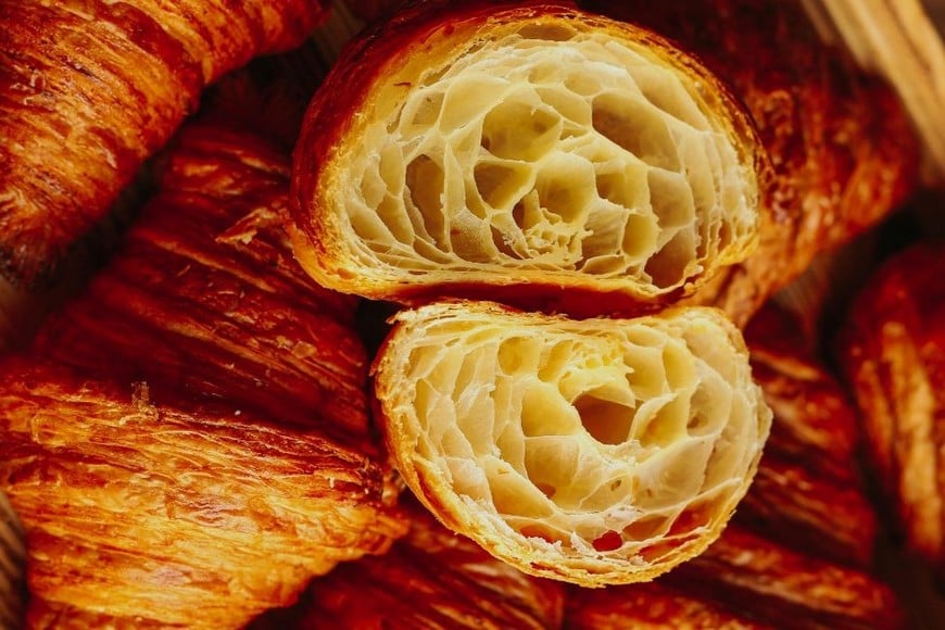 La receta parte de una masa enriquecida que incluye harina, azúcar, huevos y levadura