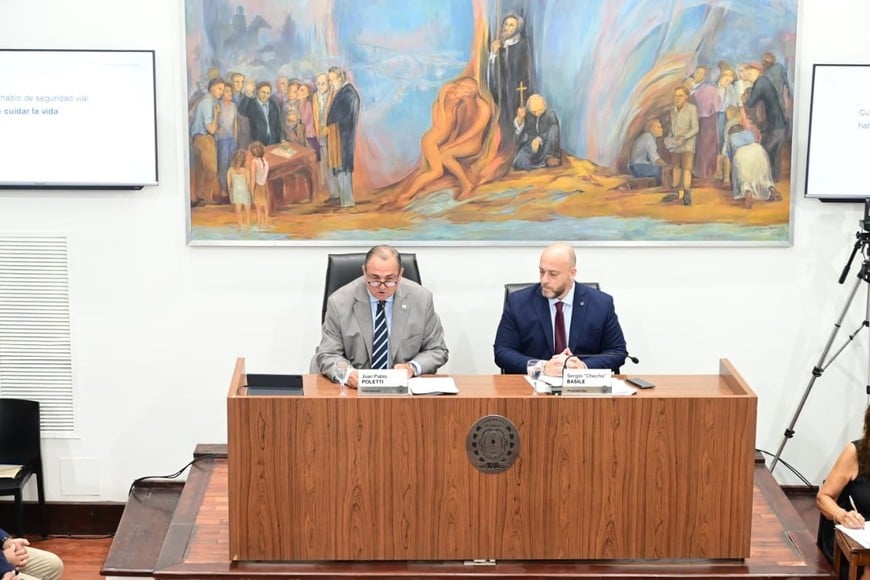 Sergio Basile, presidente del Concejo, junto al intendente, Juan Pablo Poletti, este viernes. Crédito: Flavio Raina