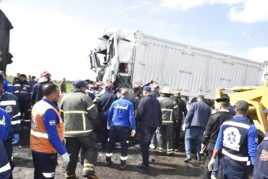 La camioneta quedó aplastada entre el camión de carga y con restos desparramados sobre la ruta, según las fotos difundidas por autoridades locales.