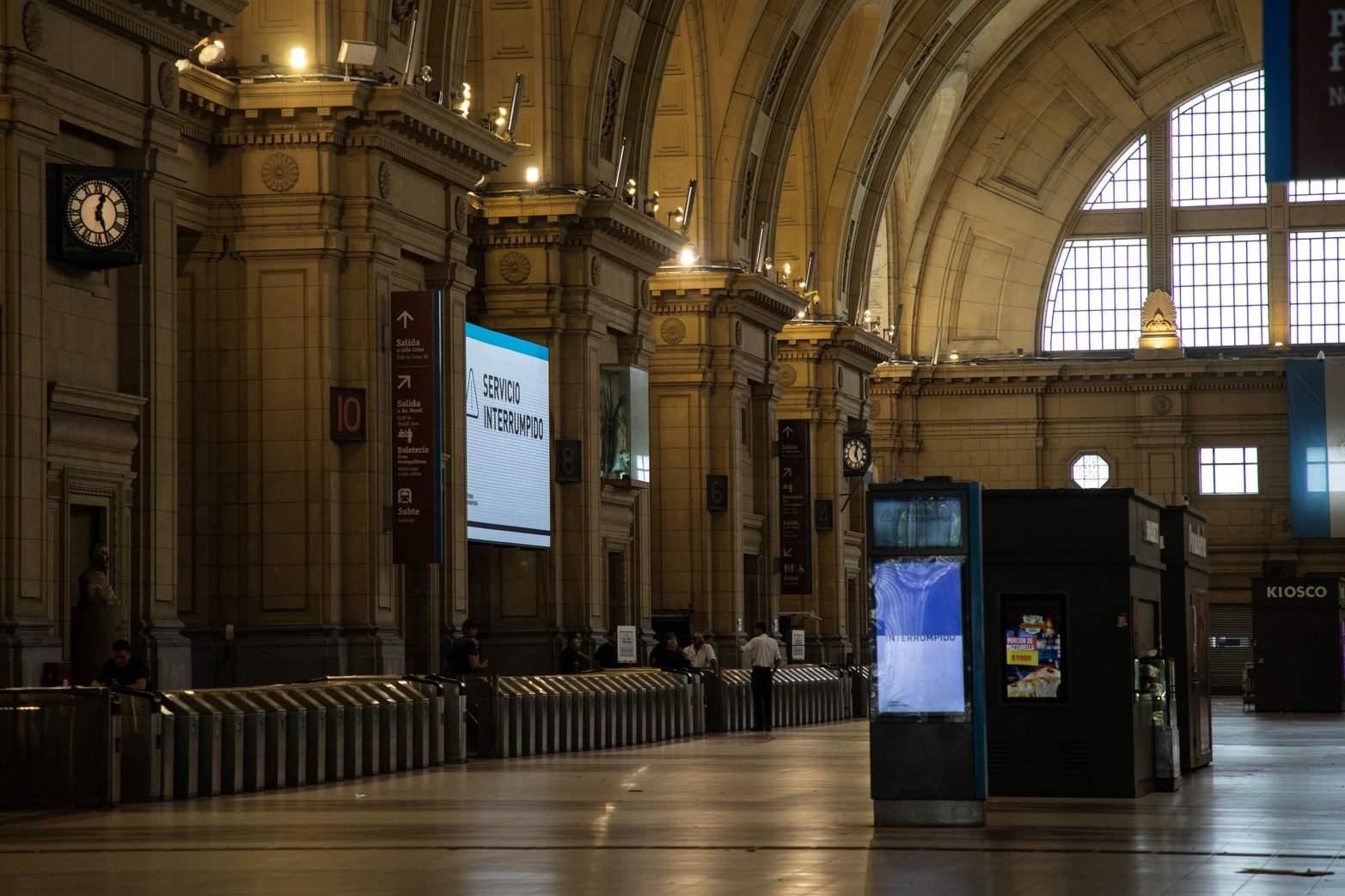 La estación de trenes Plaza Constitución que permanece cerrada durante el paro general. Créditos: Xinhua/Martín Zabala