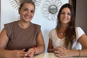 De izq a der, Jesica Gómez y María Agustina Eguiluz, egresadas del Ciclo de Complementación Curricular de la Licenciatura en Psicomotricidad de la Universidad Católica de Santa Fe. Foto: Gentileza UCSF.