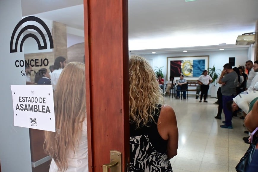 Estado de asamblea, dice el cartel pegado en la puerta de ingreso al Concejo. Flavio Raina.