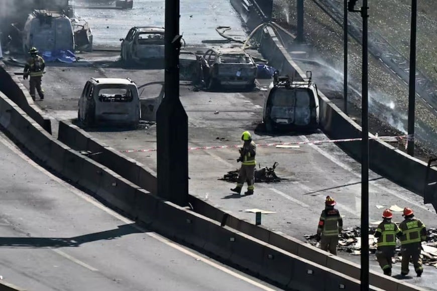Bomberos trabajaron con perímetro de seguridad y enfriamiento del estanque para evitar una nueva explosión por gas remanente.