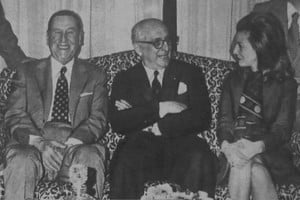 Juan Domingo Perón recibió la visita de Arturo Frondizi en Madrid, en 1972. En la imagen los acompaña María Estela Martínez de Perón (Isabel). Los tres tuvieron a su cargo la presidencia del país.