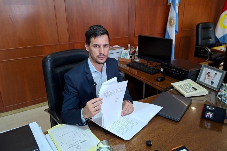 Leonardo Viotti, intendente de Rafaela el día que firmó el decreto