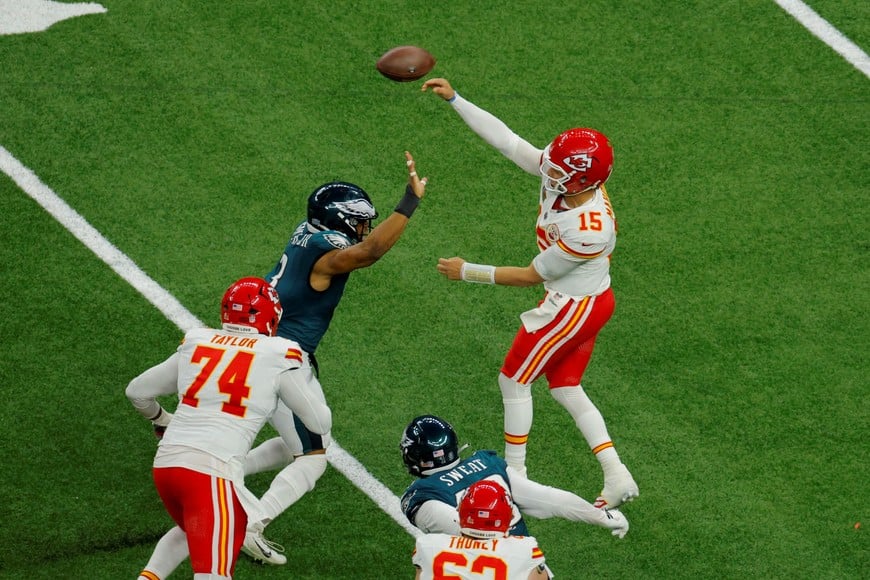 Football - NFL - Super Bowl LIX - Philadelphia Eagles v Kansas City Chiefs - Caesars Superdome, New Orleans, Louisiana, United States - February 9, 2025
Kansas City Chiefs' Patrick Mahomes in action with Philadelphia Eagles' Nolan Smith Jr. REUTERS/Brian Snyder