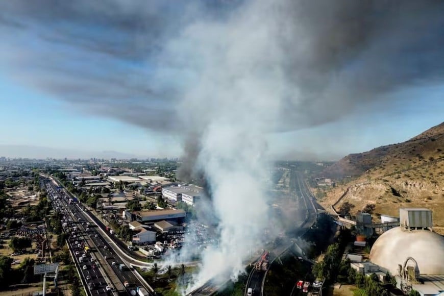 Columna de humo y fuego en plena autopista: el siniestro ocurrió en el sector de Renca y fue visible desde distintos puntos de la capital.
